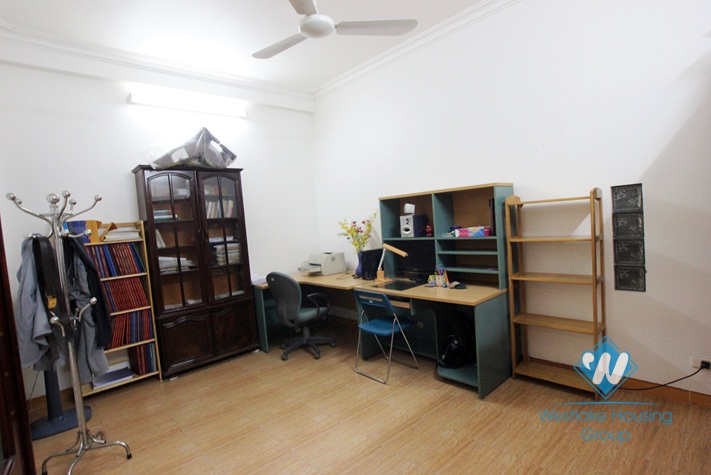 Cheap house for rent in Nghi Tam area, Tay Ho, Ha Noi